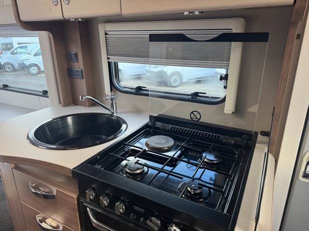 Elddis Majestic 254 2 Belt|4 Berth|Transverse Island Bed|Kitchen|Bathroom|Large Fridge Freezer 13