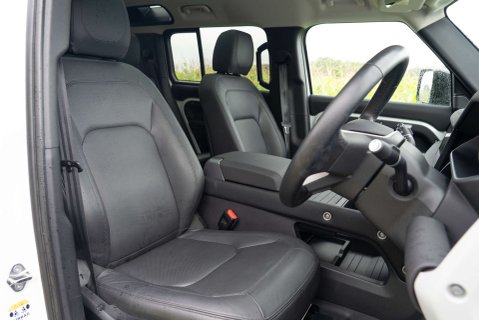 Land Rover Defender D250 SE County Edition 11