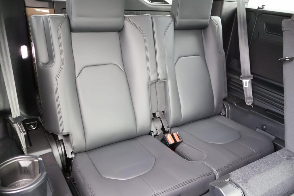 Land Rover Defender 110 D300 X-DYNAMIC HSE 7 SEATER  PRICE MATCH OFFER PREMIUM COLOUR  16