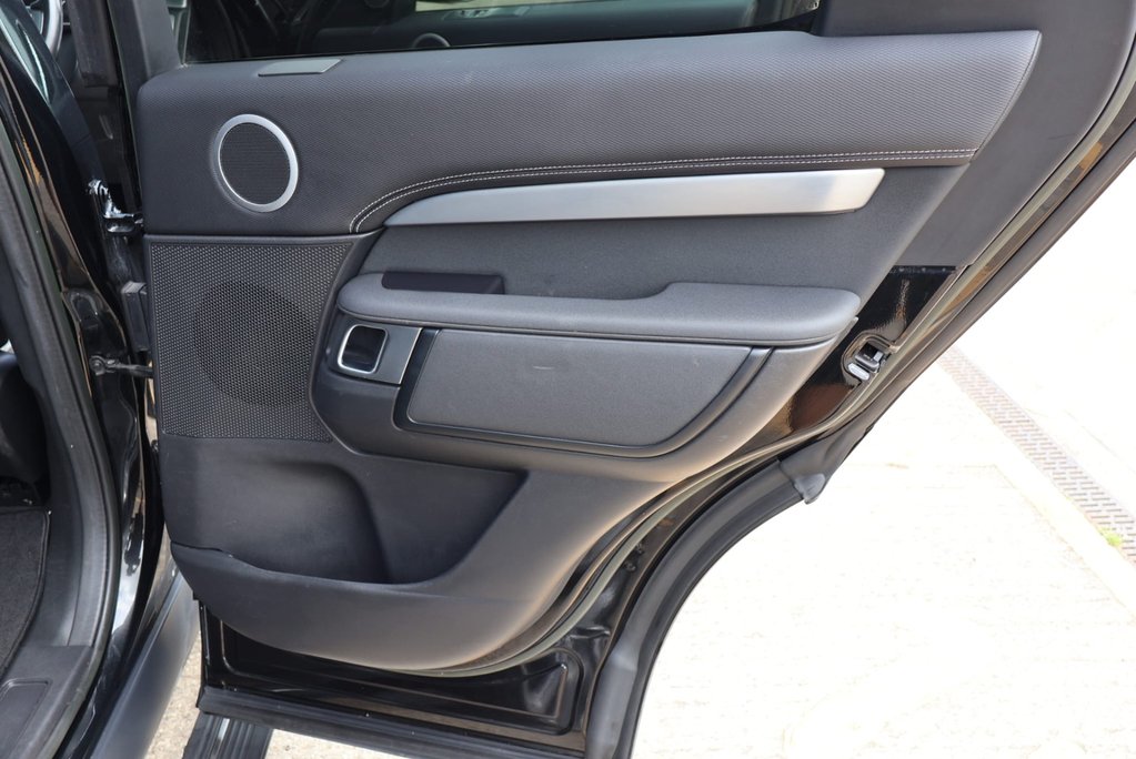 Land Rover Discovery 2023 R-DYNAMIC SE MHEV rear seat conversion deployable side steps  25
