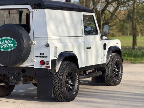 Land Rover Defender 2.2 Defender 90 Hard Top TD 4WD 5dr 13