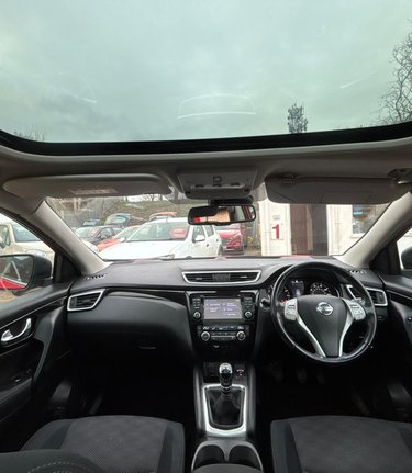 Nissan Qashqai N-TEC PLUS DIG-T.. GLASS ROOF.. SAT NAV.. REVERSING CAMERA.. 5 SERVICES 3