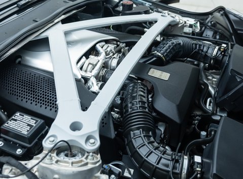 Aston Martin DB11 V8 COUPE 30