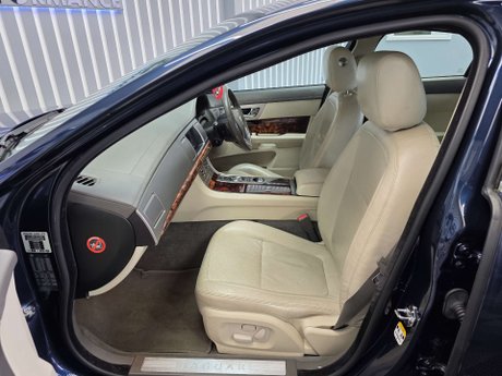 Jaguar XF 3.0d V6 Premium Luxury Saloon 4dr Diesel Auto Euro 5 (240 ps) 24