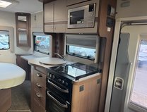 Elddis Majestic 254 2 Belt|4 Berth|Transverse Island Bed|Kitchen|Bathroom|Large Fridge Freezer 12