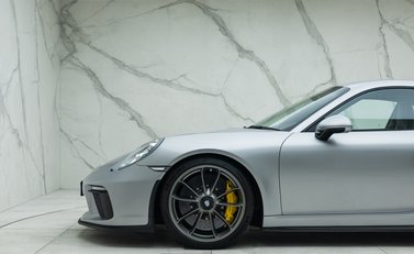 Porsche 911 GT3 Touring (991.2) 33