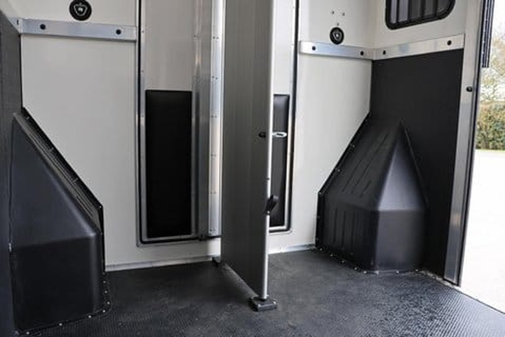 Renault Master DEMO MODEL 3.5 TON ADVANCE 150 AUTO STALLION BUILD SEEKER HORSEBOX REAR BED 37