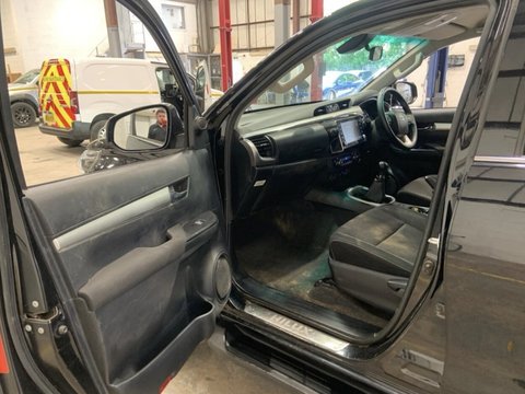 Toyota Hilux INVINCIBLE 4WD D-4D DCB 15