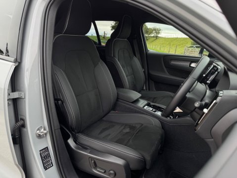 Volvo XC40 2.0 B3 MHEV Plus Dark DCT Auto Euro 6 (s/s) 5dr 12