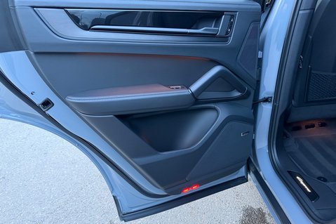 Porsche Cayenne V6 S E-HYBRID BLACK EDITION - PANORAMIC ROOF - AS NEW CONDITION 30