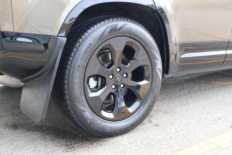 Land Rover Defender 110 D300 X-DYNAMIC HSE 7 SEATER  PRICE MATCH OFFER PREMIUM COLOUR  10