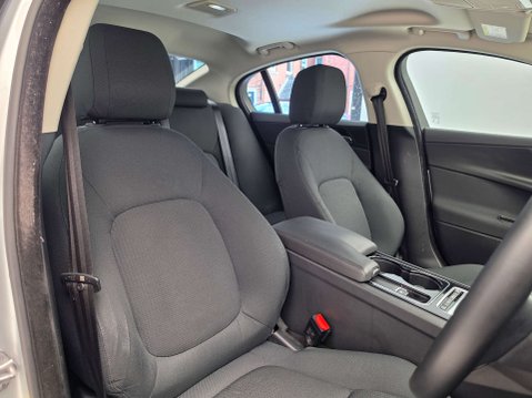 Jaguar XE 2.0 XE SE D 4dr 28
