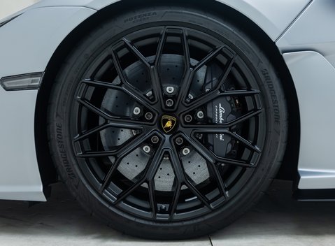 Lamborghini Revuelto 33