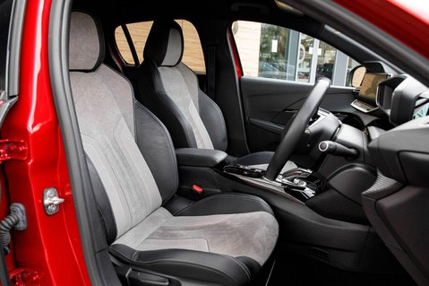 Peugeot 208 GT PREMIUM 33