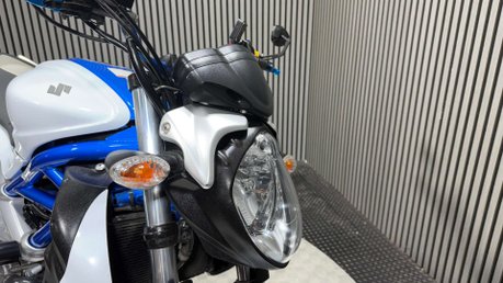 Suzuki Gladius 650 2010 ONLY 26K SV650 MOTOR MOT 08/27 SERVICED A2 650CC 14