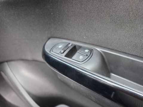 Vauxhall Corsa 1.4i ecoTEC SRi Nav Euro 6 5dr 30