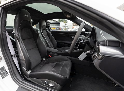 Porsche 911 Carrera GTS (991.2) 12