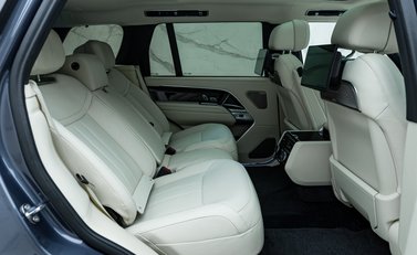 Land Rover Range Rover P460e Autobiography LWB 19