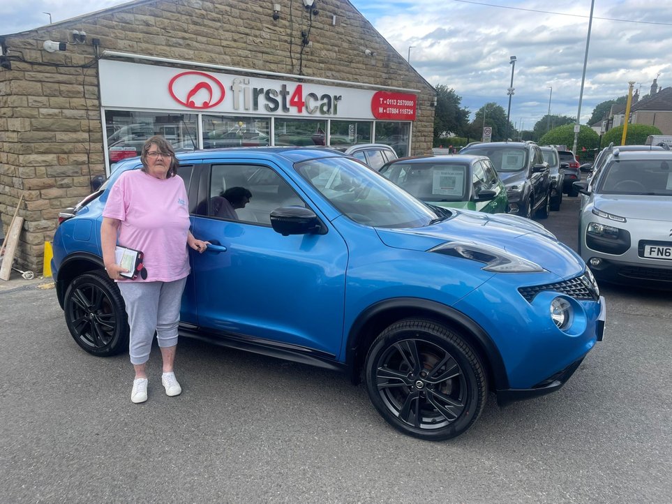 Sheila from Leeds collecting her new Nissan Juke.