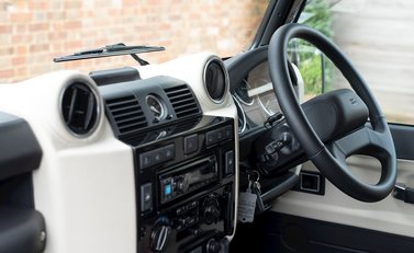 Land Rover Defender 90 Autobiography Edition 16