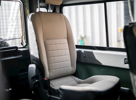 Land Rover Defender 110 Heritage 14