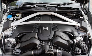 Aston Martin Vanquish S 32