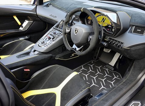 Lamborghini Aventador SV Roadster 13