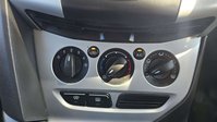 Ford Focus 1.6 Zetec Hatchback 5dr Petrol Manual Euro 5 (125 ps) 22