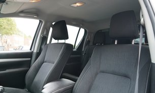 Toyota Hilux INVINCIBLE 4WD D-4D DCB FSH Fresh MOT Recent New Rear Tyres Tow Bar 1 Owner 28