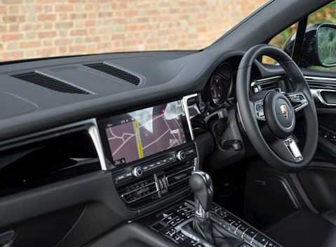 Porsche Macan GTS 17