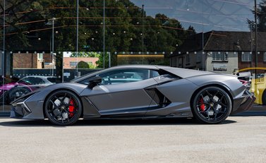 Lamborghini Revuelto 3