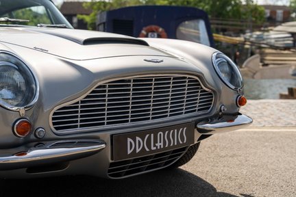 Aston Martin DB6 11