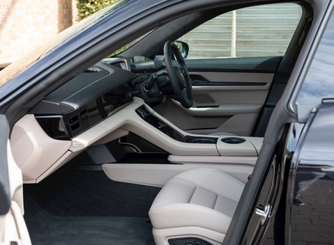 Porsche Taycan Turbo 16