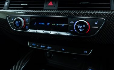 Audi RS4 Avant CARBON BLACK 24