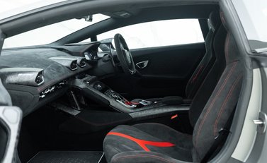 Lamborghini Huracan LP 640-4 PERFORMANTE 11