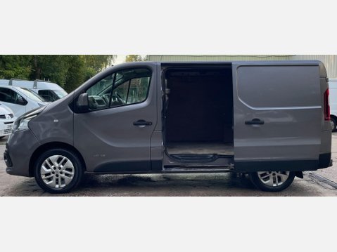 Renault Trafic 1.6 dCi 27 Sport SWB Standard Roof Euro 5 5dr 21