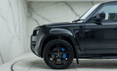 Land Rover Defender 110 V8 Bond Edition 42