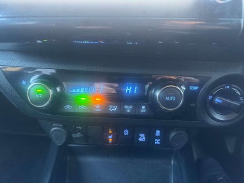 Toyota Hilux 2.8 HI-Luxury Invincible D-4D 4WD Double Cab Auto 4WD 5dr 13