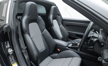 Porsche 911 Targa (992) 50 Years Porsche Design Edition 17