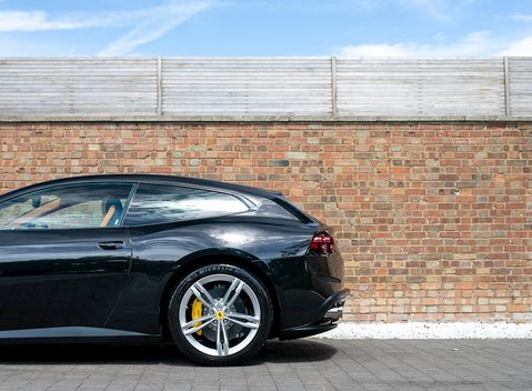 Ferrari GTC4 Lusso 9