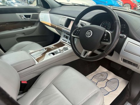 Jaguar XF 2.2d Premium Luxury Saloon 4dr Diesel Auto Euro 5 (s/s) (190 ps) 8