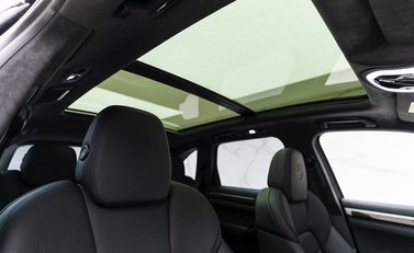 Porsche Cayenne Turbo S 12
