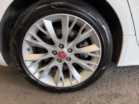 Jaguar XF 2.2d R-Sport Auto Euro 5 (s/s) 4dr 27