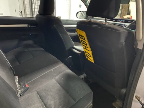 Toyota Hilux INVINCIBLE 4WD D-4D DCB 17