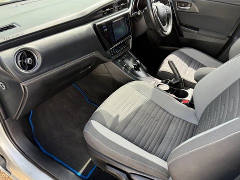 Toyota Auris VVT-I BUSINESS EDITION TSS 14