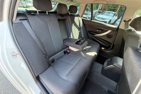 BMW 3 Series 320I SE TOURING AUTOMATIC -APPLE CAR PLAY -CAMERAS -XENONS -LOW MILEAGE 30