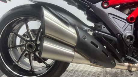 Ducati Diavel 1198 CARBON EDITION 24K 1 OWNER JUST SERVICED MOT APRIL 2027 16