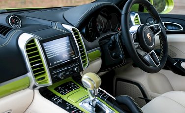 Porsche Cayenne Turbo S 16