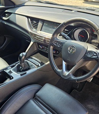 Vauxhall Insignia GRAND SPORT SRI, 6 MAIN DEALER SERVICES..AIR CON.DAB RADIO..CRUISE CONTROL. 3