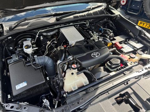Toyota Hilux INVINCIBLE X 4WD D-4D DCB 12